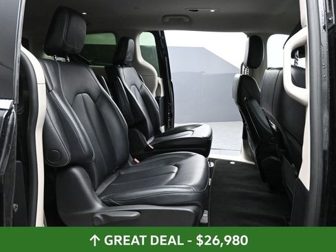 Used 2024 Chrysler Pacifica Select image 23