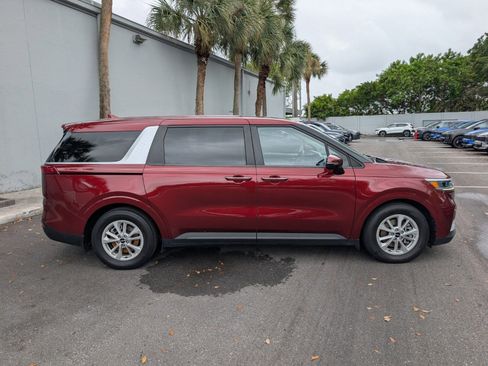Used 2022 Kia Carnival LX image 8