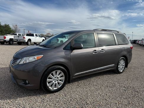 Used 2017 Toyota Sienna XLE w/ XLE Navigation Package AWD/4WD image 4