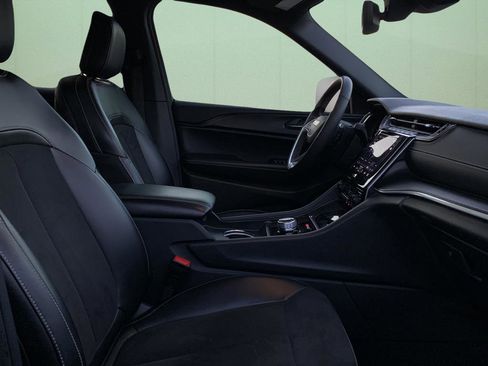 Used 2024 Jeep Grand Cherokee Altitude image 37