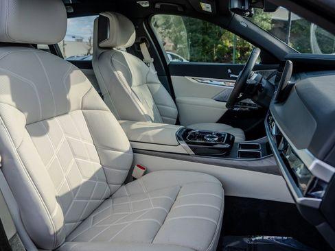 Used 2023 BMW i7 xDrive60 w/ Executive Package 2 image 29