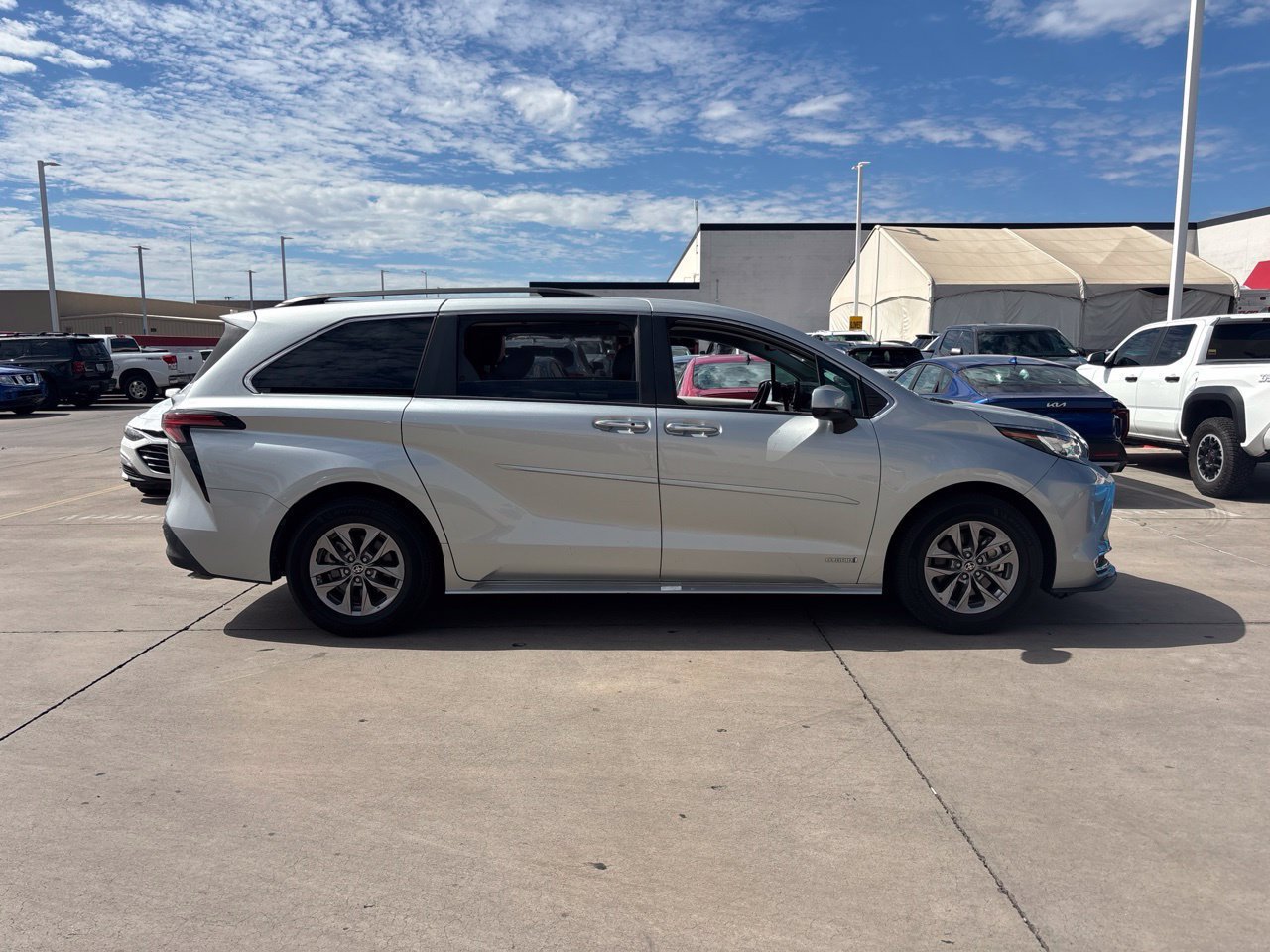 Used 2021 Toyota Sienna XLE w/ XLE Plus Package FWD image 3