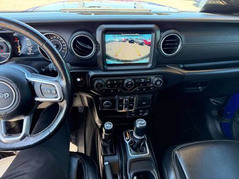 Used 2020 Jeep Wrangler Unlimited Sahara w/ Uconnect 4C Nav & Sound Group AWD/4WD image 9