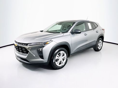 Used 2025 Chevrolet Trax LS image 3