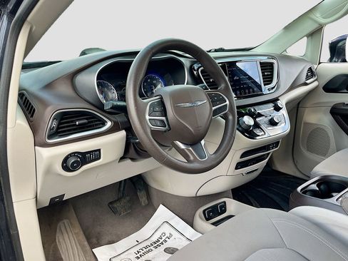Certified 2020 Chrysler Pacifica Touring image 9