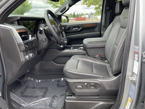 Used 2025 GMC Yukon XL Denali AWD/4WD image 11