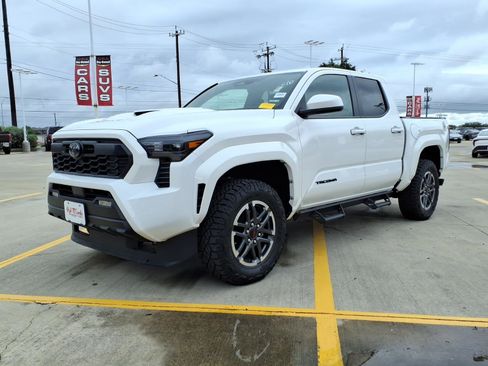 Used 2025 Toyota Tacoma TRD Sport AWD/4WD image 1