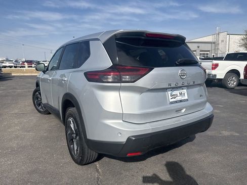Used 2024 Nissan Rogue SV image 4