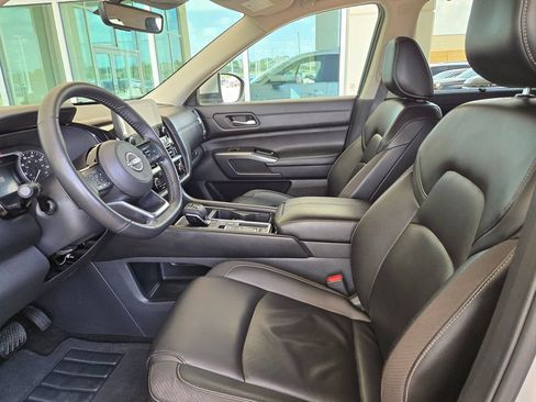 Used 2025 Nissan Pathfinder SL FWD image 9