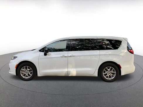 Used 2025 Chrysler Pacifica Select image 4