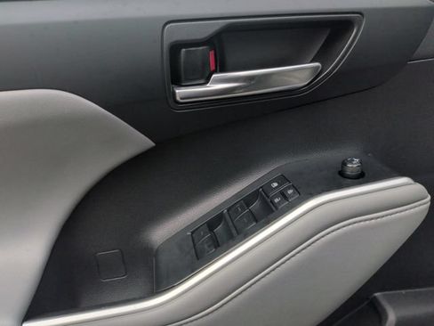 Used 2022 Toyota Highlander XLE FWD image 13