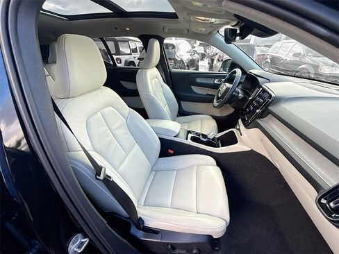 Used 2024 Volvo XC40 B5 Plus image 32