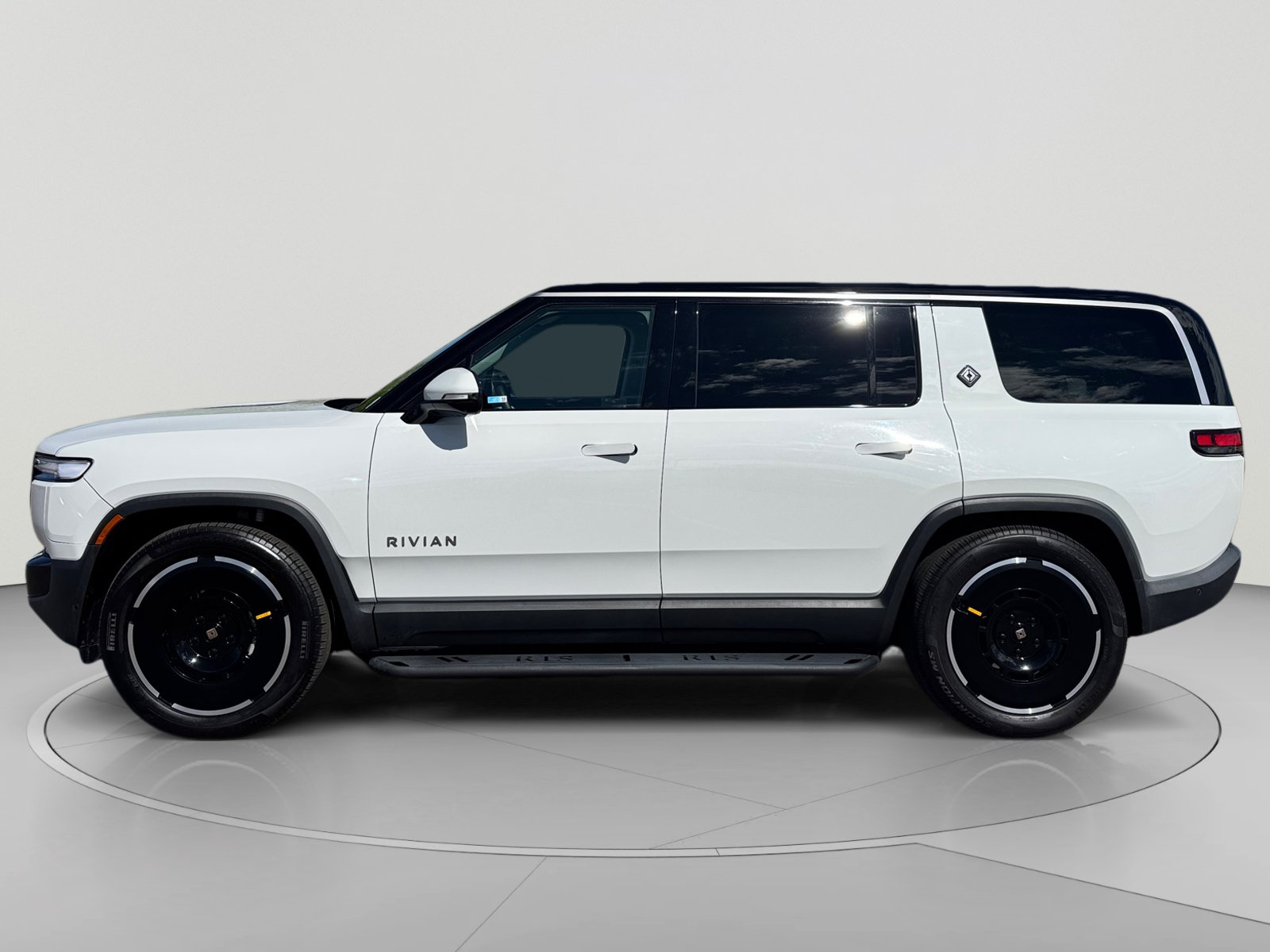 Used 2025 Rivian R1S Adventure Dual AWD/4WD image 2