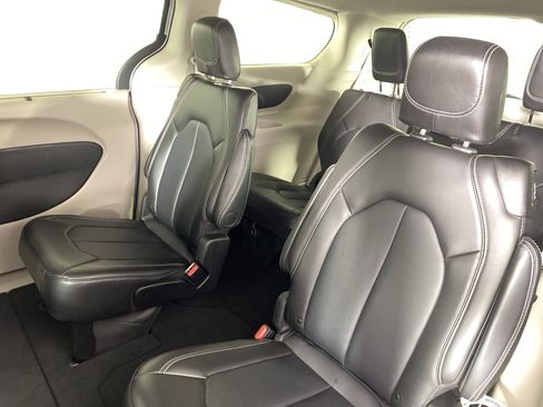 Used 2024 Chrysler Pacifica Touring-L image 32