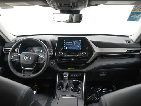 Used 2025 Toyota Highlander XLE AWD/4WD image 14