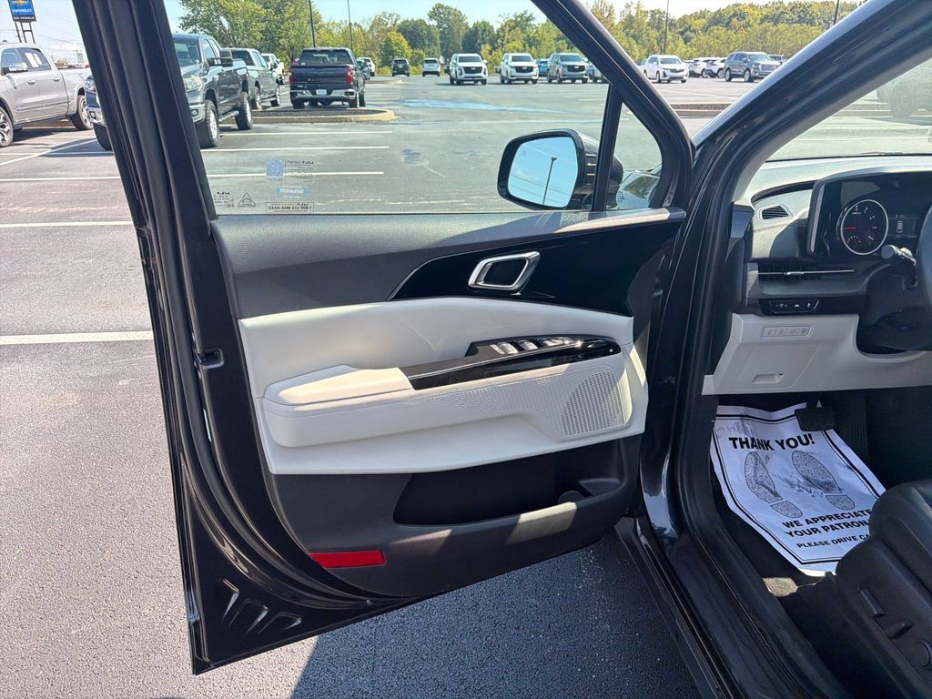 Used 2023 Kia Carnival EX FWD image 13