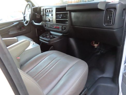 Used 2015 Chevrolet Express 2500 image 18
