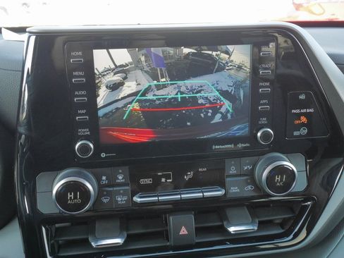 Used 2021 Toyota Highlander LE image 33