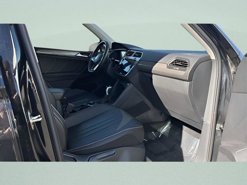 Used 2024 Volkswagen Tiguan SE AWD/4WD image 33