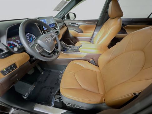 Used 2022 Toyota Highlander Platinum image 15