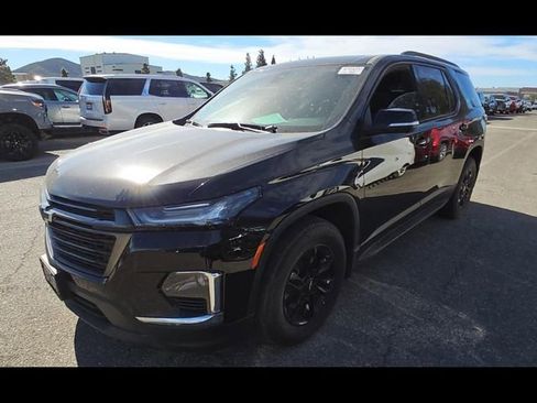 Used 2023 Chevrolet Traverse LT image 3