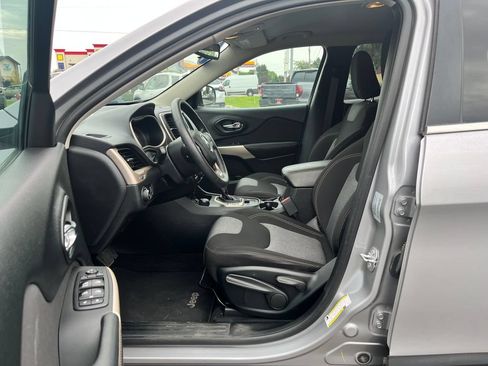 Used 2018 Jeep Cherokee Latitude w/ Safety Group AWD/4WD image 8