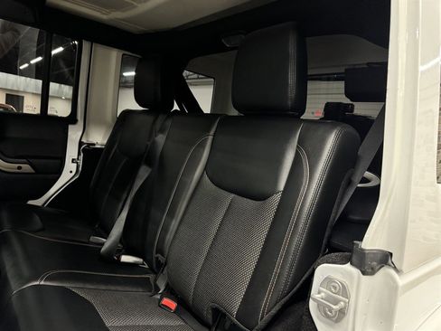 Used 2017 Jeep Wrangler Unlimited Sahara image 27