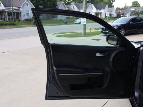 Used 2017 Dodge Charger SE w/ Popular Equipment Group image 10