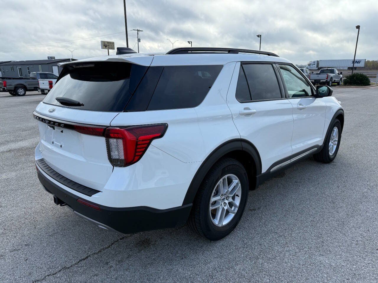 Used 2025 Ford Explorer Active w/ Active Comfort Package RWD image 5