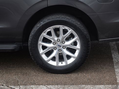 Used 2020 Ford Expedition XLT image 29