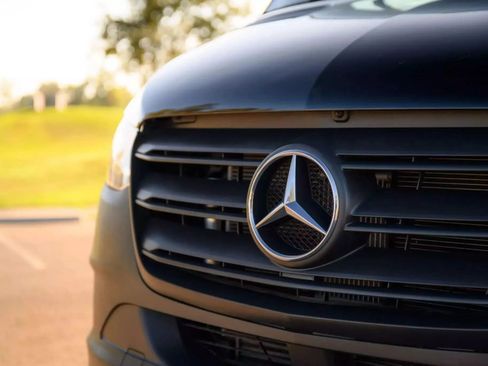 Used 2019 Mercedes-Benz Sprinter 2500 image 9