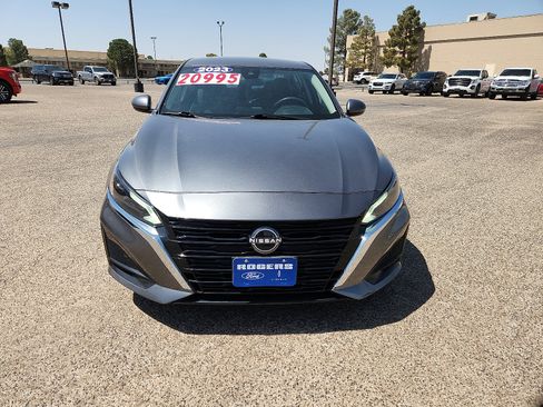 Used 2023 Nissan Altima 2.5 SV image 2