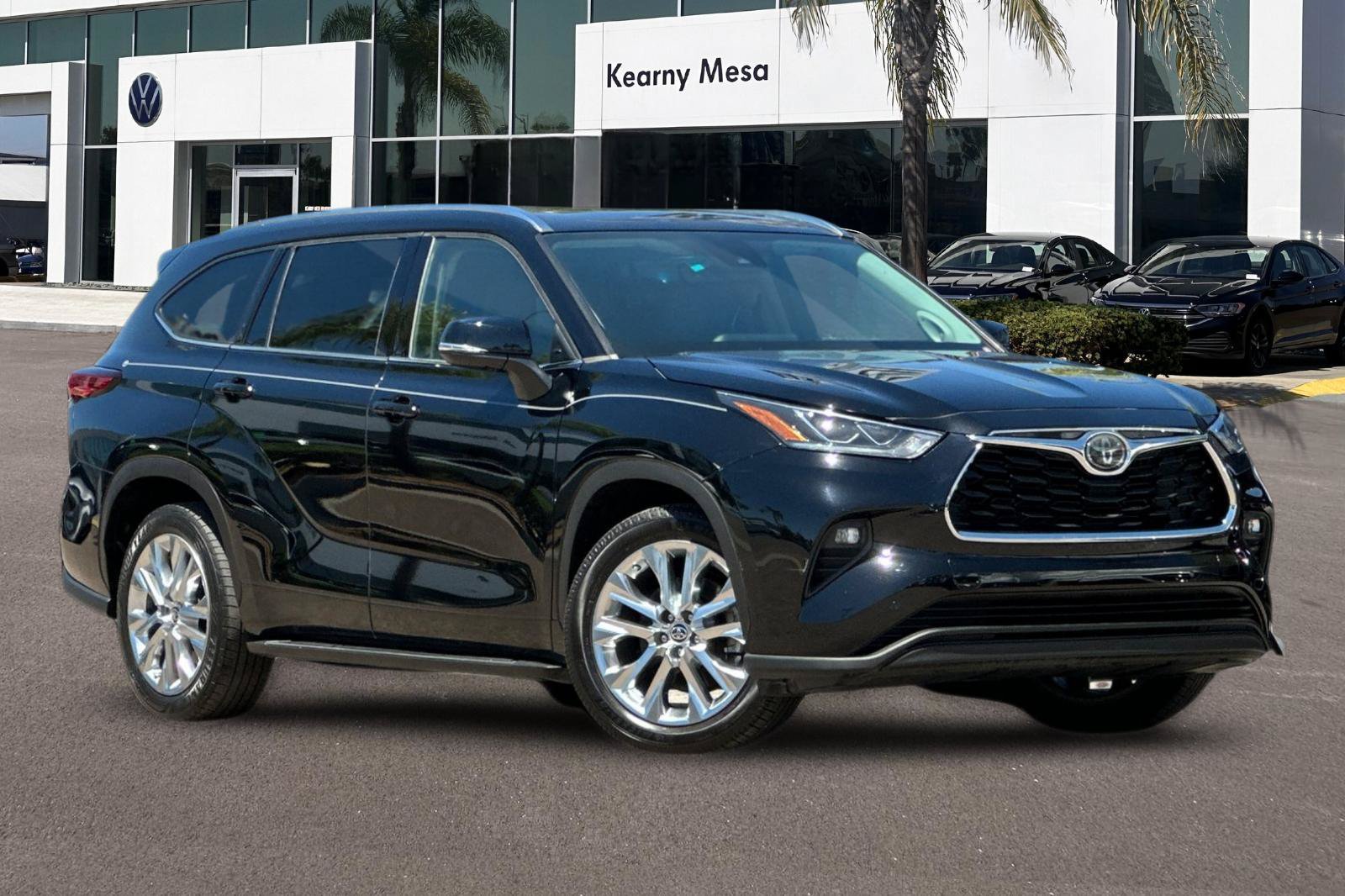 Used 2020 Toyota Highlander Limited FWD image 2