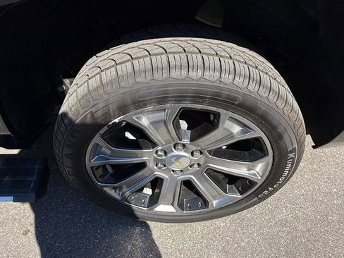 Used 2018 Chevrolet Suburban Premier image 18