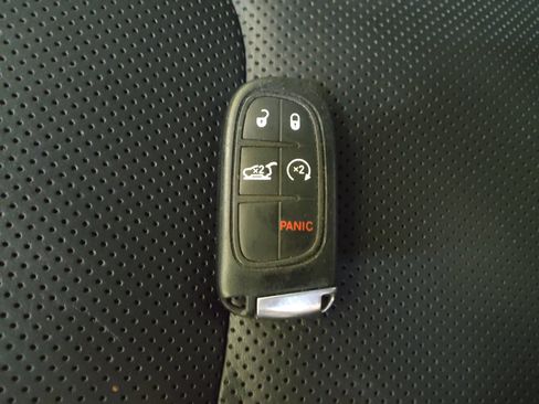 Used 2019 Jeep Cherokee Limited FWD image 32