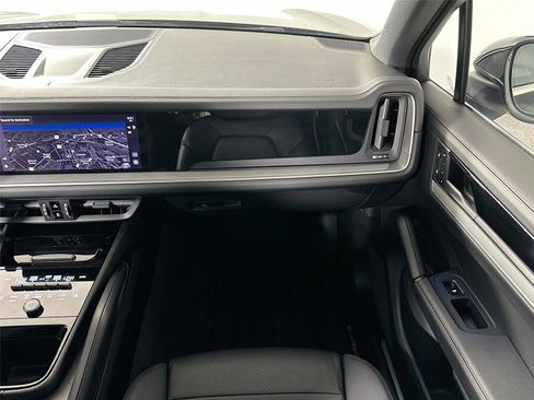 Certified 2025 Porsche Cayenne AWD/4WD image 30