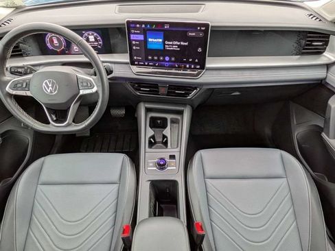Certified 2025 Volkswagen Tiguan SE FWD image 15