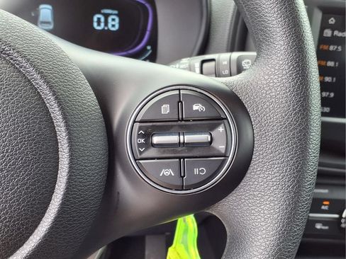 Used 2025 Kia Soul LX w/ LX Technology Package FWD image 16