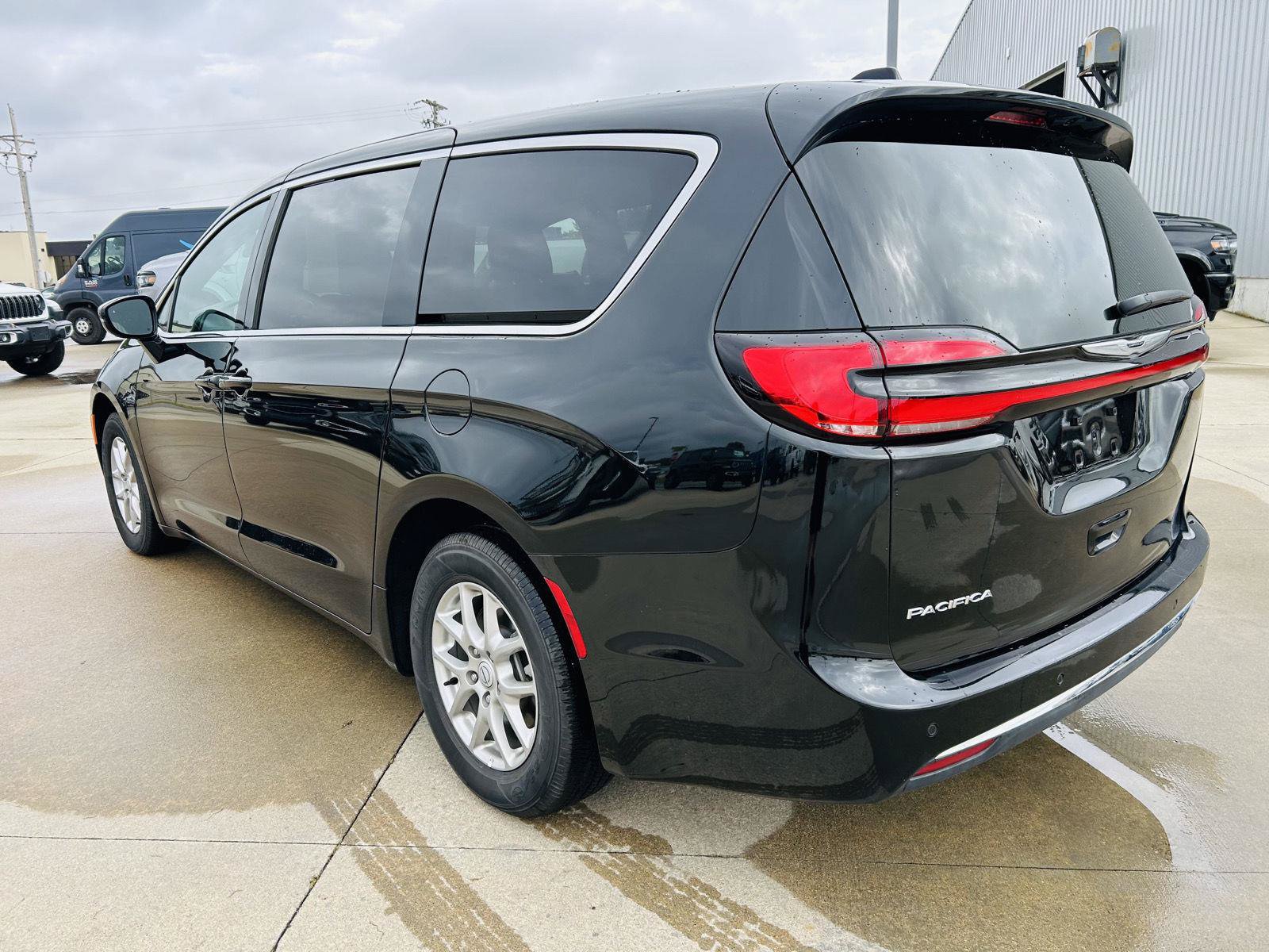 Used 2025 Chrysler Pacifica Select FWD image 37