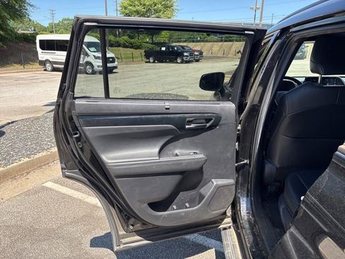Used 2021 Toyota Highlander XSE AWD/4WD image 15