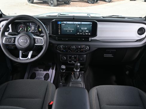 Used 2025 Jeep Wrangler Unlimited Sahara AWD/4WD image 27