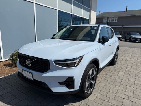 Used 2026 Volvo XC40 B5 Plus AWD/4WD image 3