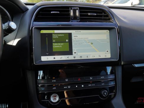 Used 2019 Jaguar F-PACE Premium image 29