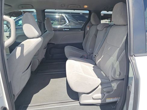 Used 2020 Toyota Sienna LE FWD image 4