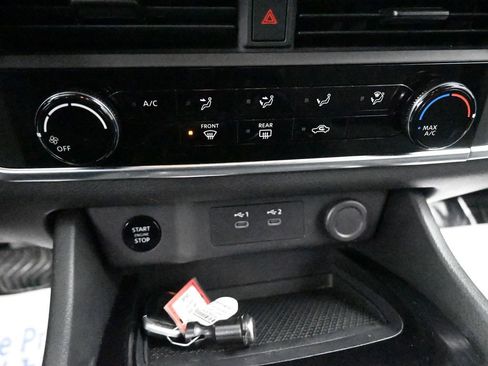 Used 2024 Nissan Rogue S image 37