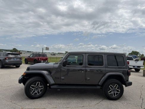 Used 2026 Jeep Wrangler Unlimited Sahara AWD/4WD image 6