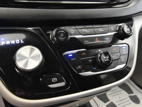 Used 2024 Chrysler Pacifica Touring-L FWD image 19