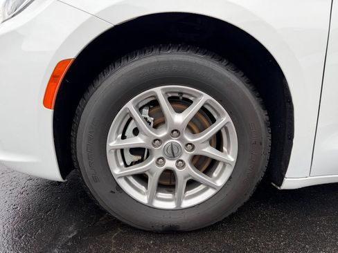 Used 2024 Chrysler Pacifica Touring-L FWD image 21