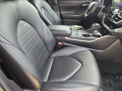 Used 2023 Toyota Highlander XLE FWD image 9