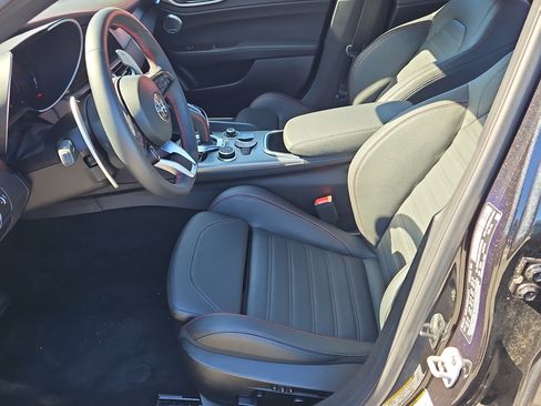 Used 2024 Alfa Romeo Giulia image 10